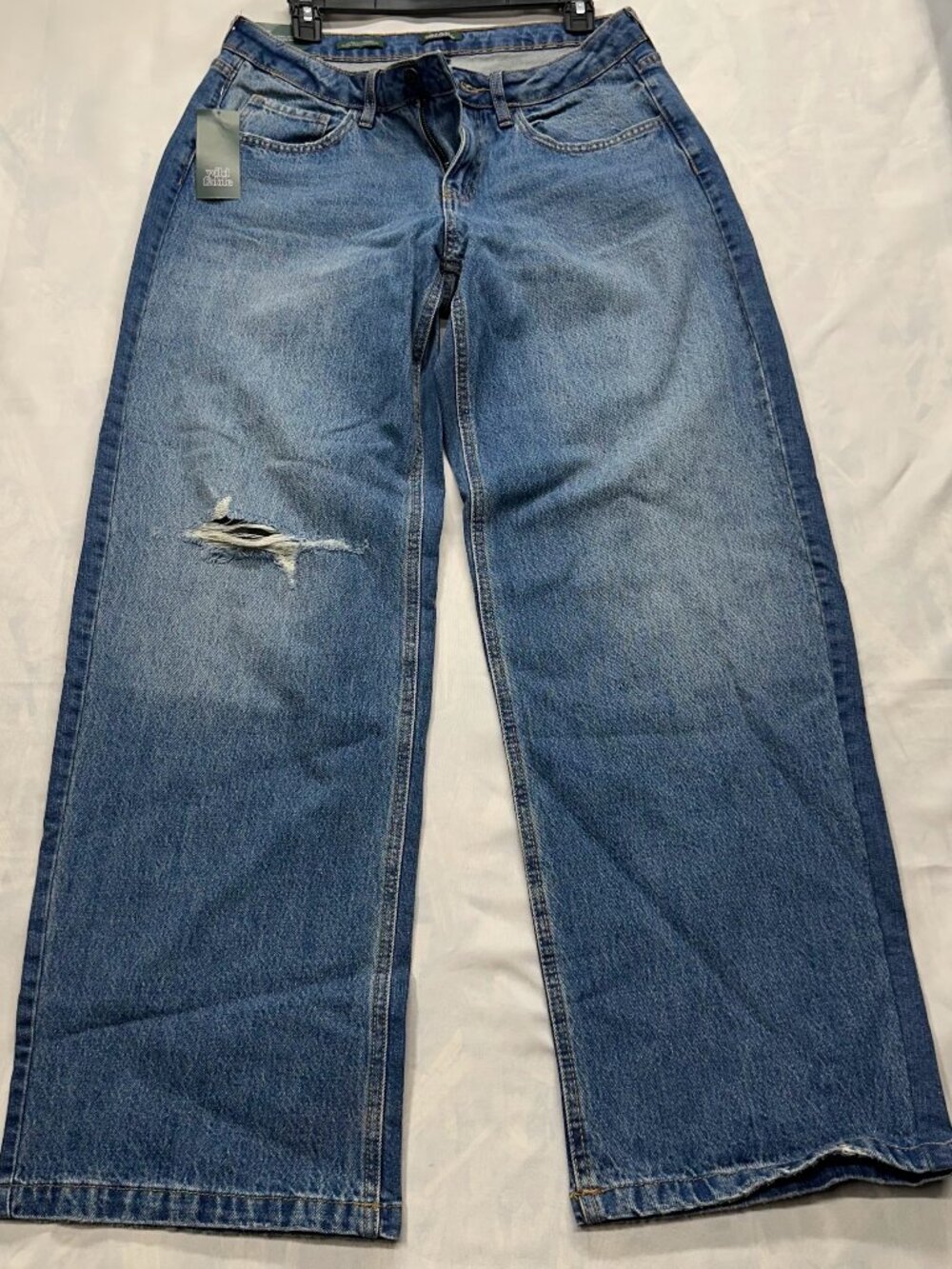 Wild Fable Women's 8 Low-Rise Curvy Straight EasyRigid Distressed Jeans NWT